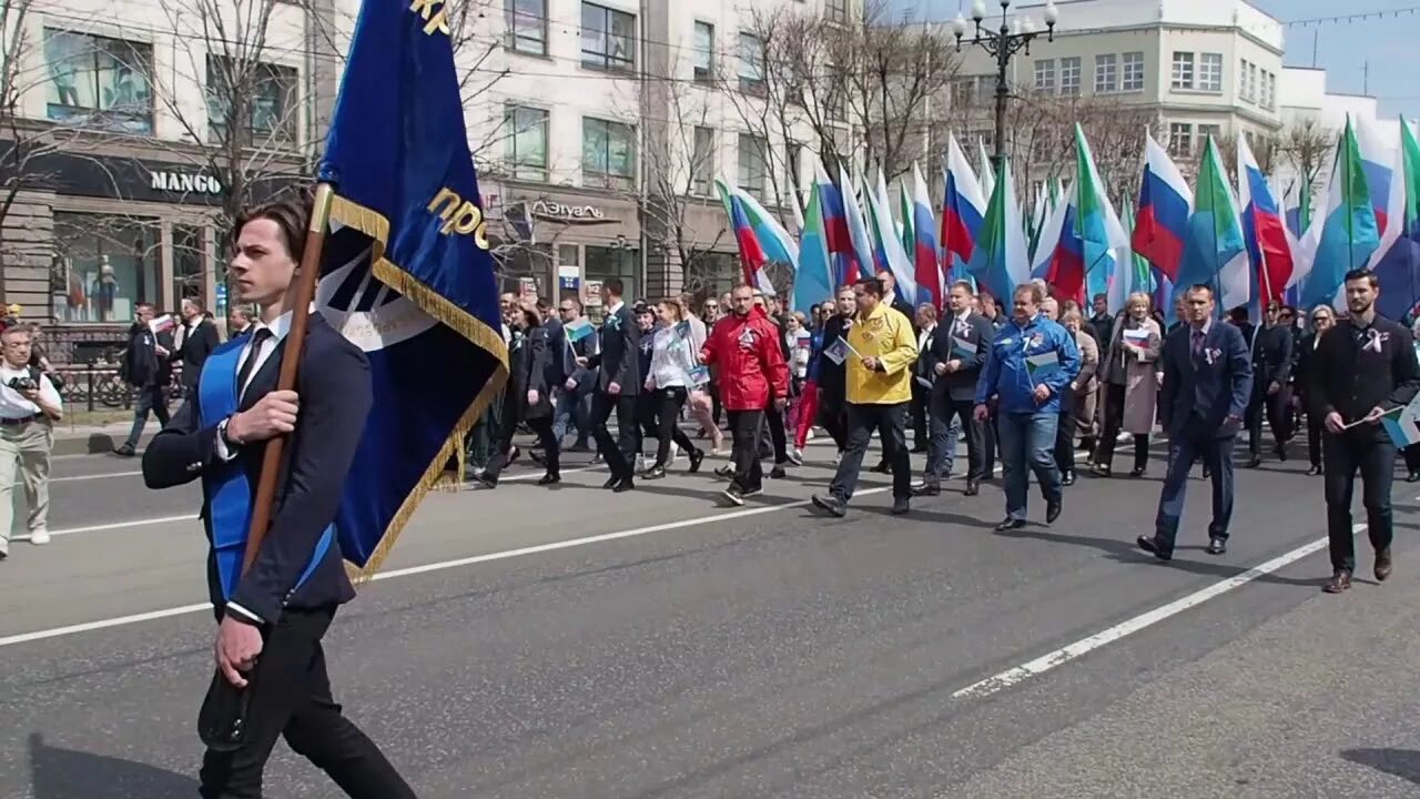 1 май хабаровск. Шествие 1 мая Хабаровск. 1 Мая Хабаровск губернатор. Шествие на 1 мая Комсомольск на Амуре.