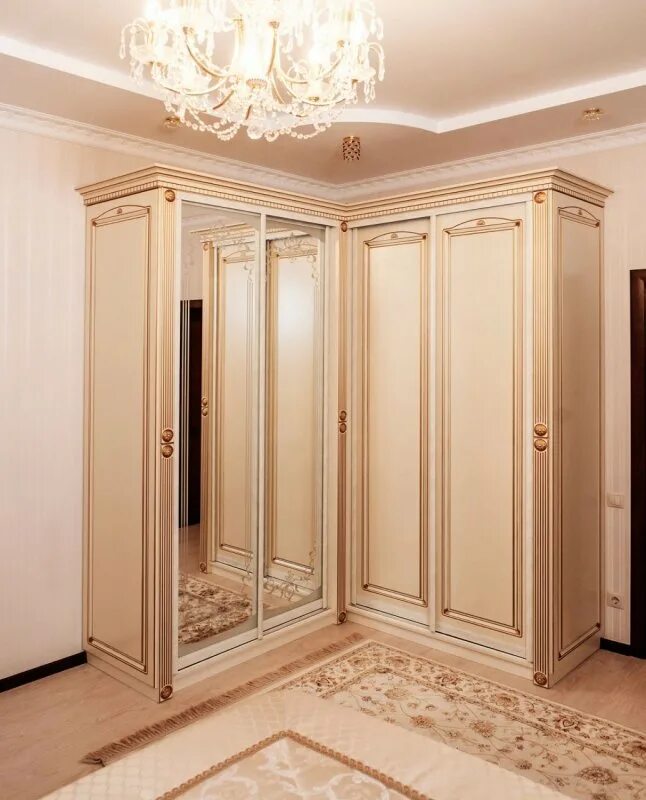 Классический шкаф в прихожую. Шкаф купе классика шестидверные патина. шкаф в классическом стиле. шкаф купе классика. встроенный шкаф купе классика.