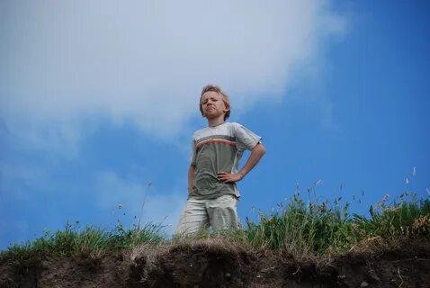 Мальчик стоявший на холме