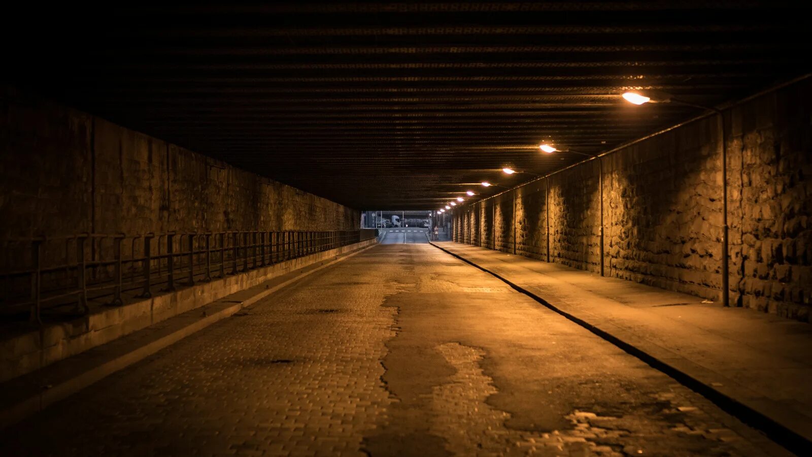 Тёмный тоннель страшный. Красивый тоннель. Ночной тоннель. Метро фон ночь. Страшный туннель.