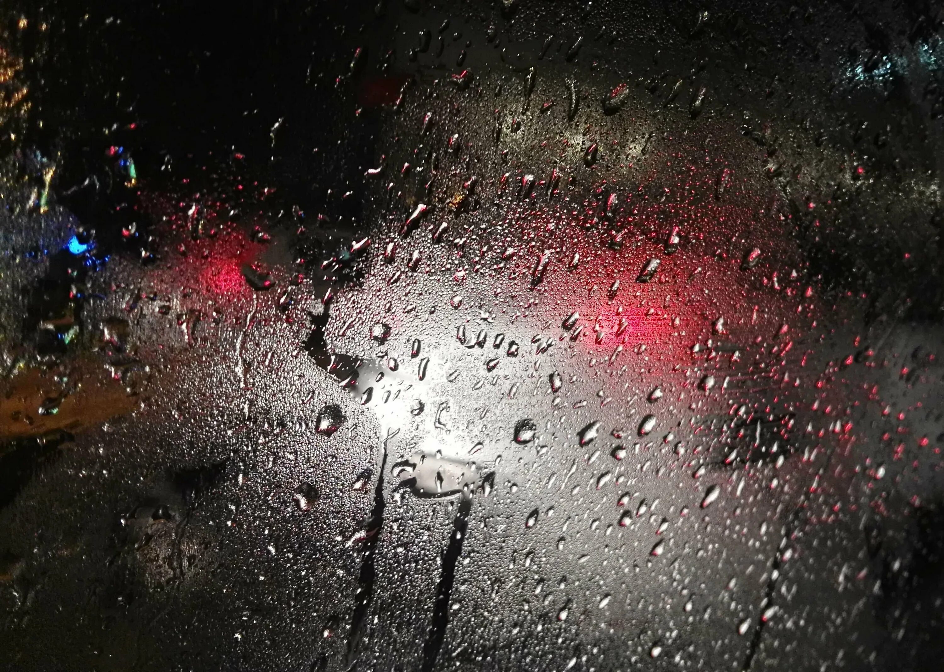 Запотевшее стекло дождь. Дождь на стекле. Капли дождя на стекле. Запотевшее стекло. Дождь ночью.