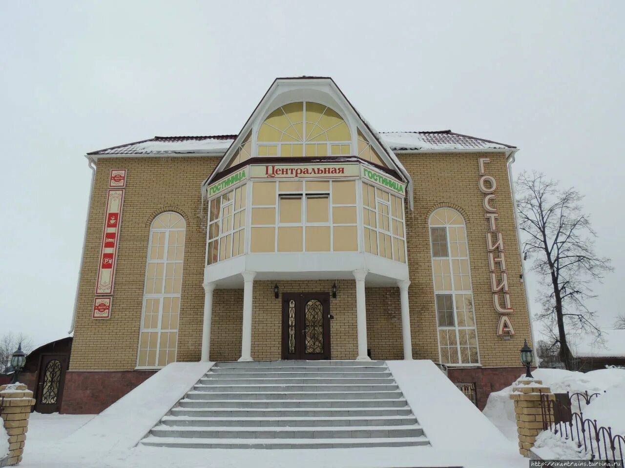 Дворец культуры г. Памятник ометова агрыз. Вечный огонь агрыз. Танк агрыз. Агрыз центр города.
