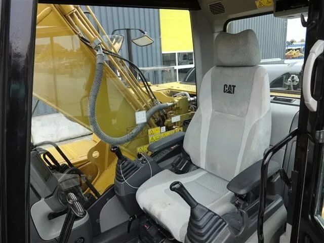 Caterpillar 320 кабина. Cat GC 320 экскаватор кабина. Кабина экскаватора сат 320d. Кабина экскаватора Катерпиллер 320. Салон экскаватора