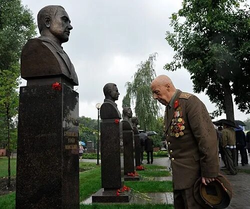 Воронежские герои вов. Воронеж герой. Воронеж город воинской славы памятник. Воронеж герой воинской славы. Памятник герою советского союза.