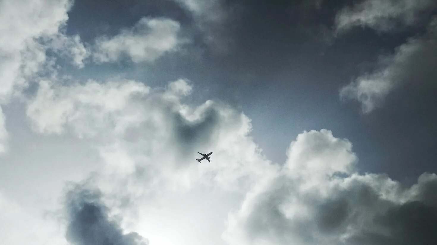 Небо снизу. Облака. Самолет в облаках. Обои облака. Небо вид снизу.