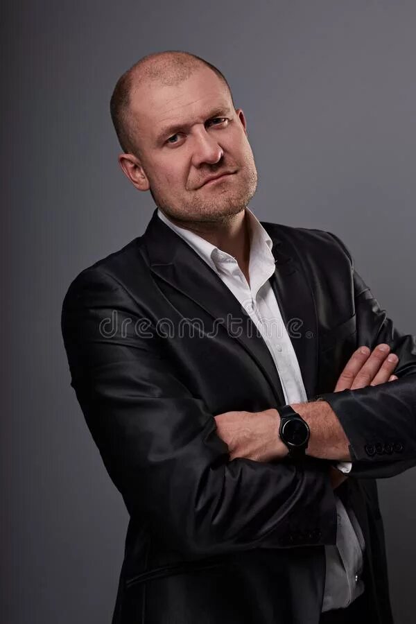 лысый бизнесмен. гандапас радислав тренинги. лысый бизнесмен. лысый бизнесмен из россии. лысый за столом.