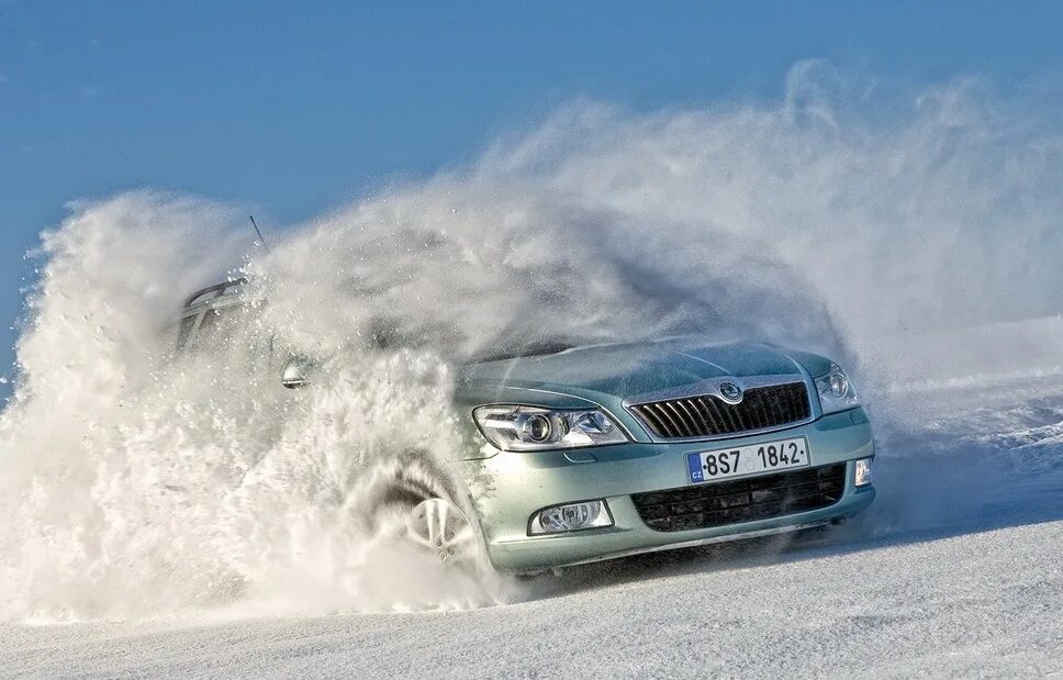 Шкода прогрев двигателя. Машина зимой. машина в снегу. skoda зима. автопрогрев зимой.