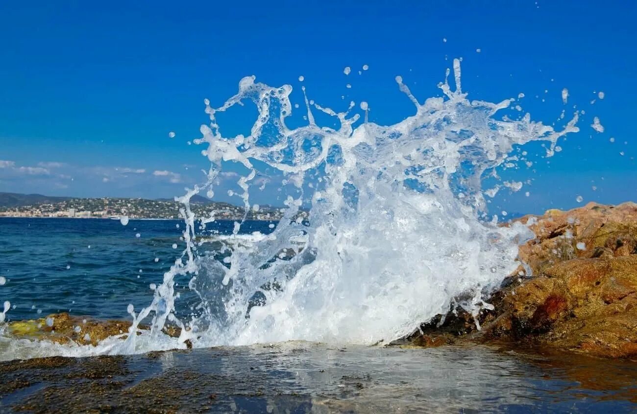 Всплеск воды. Брызги воды. Морские брызги. Море волны брызги. Неспокойными потоками воды