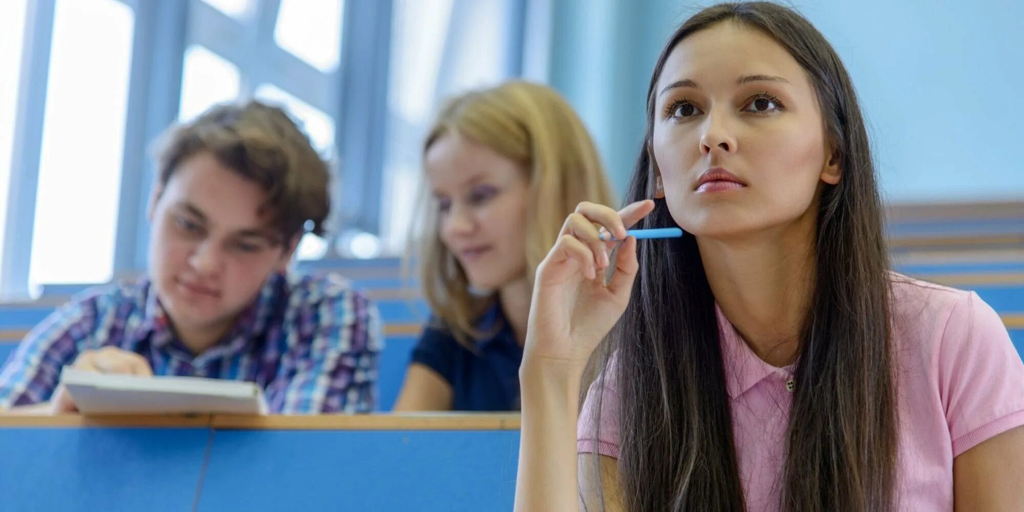 Красивые девушки студентки. Канал со студенткой. Красивые студентки. Подросток в университете. Красивый студент.