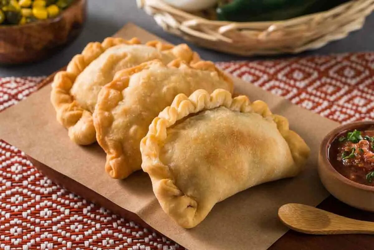 Мексиканские пирожки эмпанадас. Испанский пирог эмпанада. Эмпанадас аргентина. Пирожки эмпанадас в чили. Эмпанада.