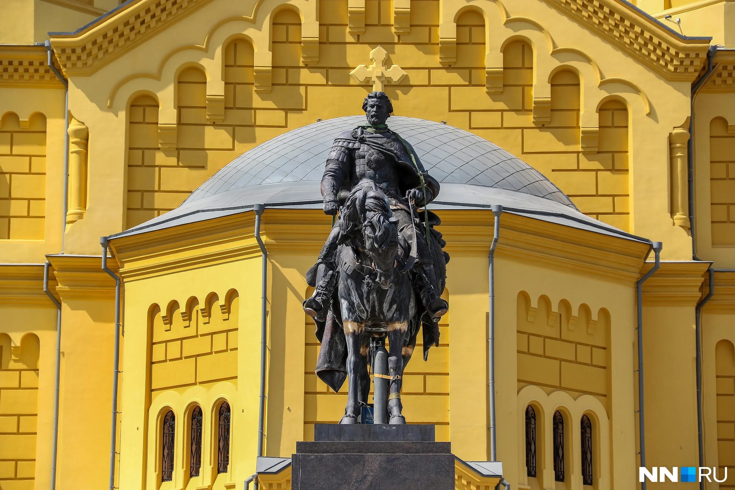 Где памятник александру невскому в нижнем новгороде. Памятник Александру Невскому в Нижнем Новгороде. Памятник Невскому в Нижнем Новгороде на стрелке. Памятник Александру Невскому на стрелке в Нижнем Новгороде.