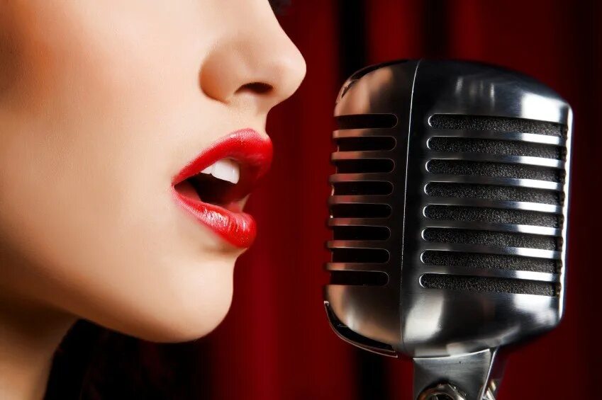 Женские песни в караоке. Вокал. Девушка поет в микрофон. Девушка на сцене с микрофоном. Микрофон и губы.