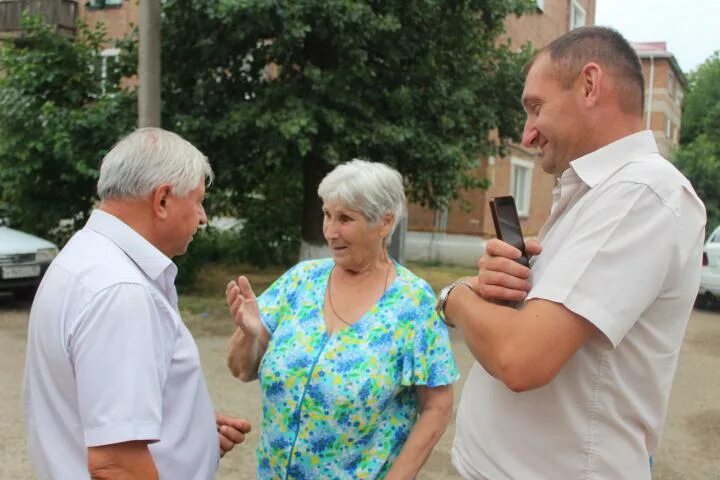 Рп5 новопокровский район краснодарский край. Новопокровский район станица Новопокровская сахарный завод. Глава Новопокровского сельского поселения 2010 год.