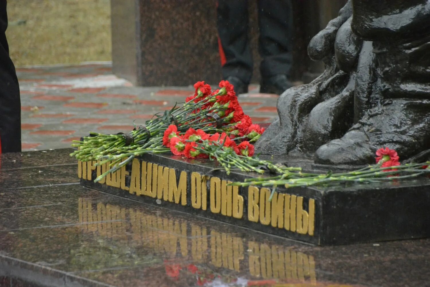 Красногорск память погибшим. Военные памятники. Памятник погибшим в спецоперации. Саратов Обелиск погибшим в спецоперации.