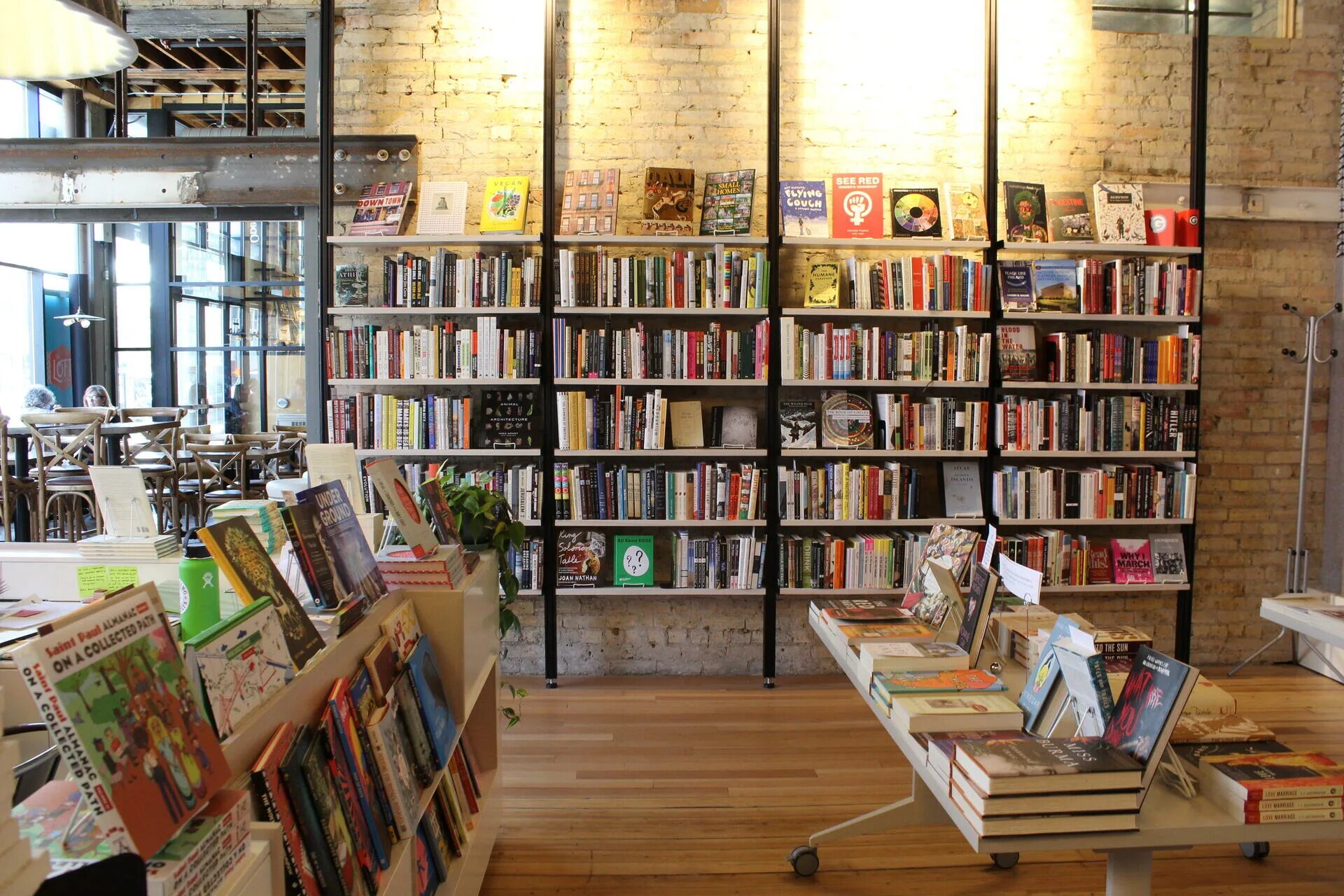 Bookshop. Книжный клуб. Книги в книжном магазине. Книжный клуб фото.