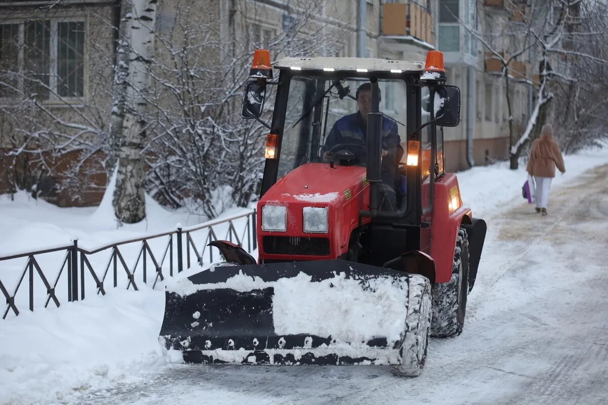 Уборка снега снегоуборочной техникой. Уборка снега. Снегоуборочный автомобиль. Техника для уборки снега. Техника для расчистки снега.