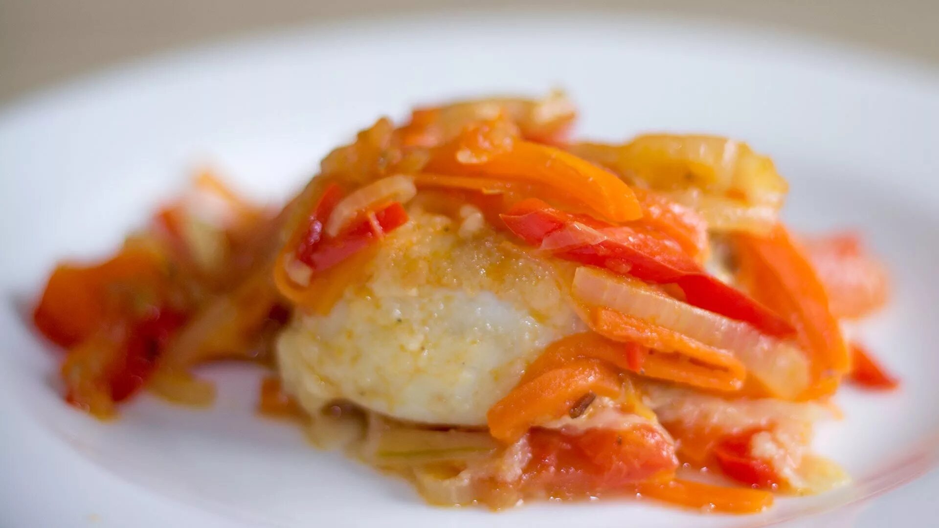 Филе морковь лук. Салат рыба хе. Треска в маринаде с морковью и луком. Куриное филе с морковкой и луком. Курица с морковкой и луком.