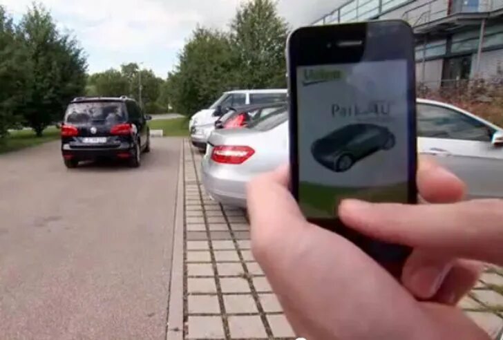 Автокредит. Человек за рулем с телефоном. Покупка автомобиля. Парковка автомобиля дистанционно. Подготовка автомобиля.