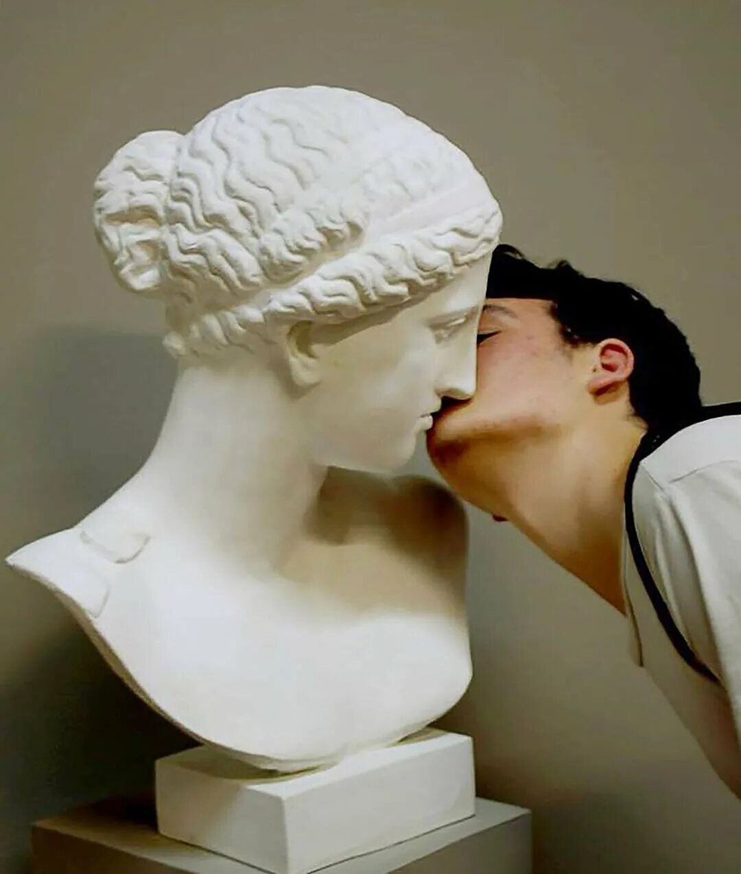 Греческий поцелуй. Целует статую. Скульптура поцелуй. Мальчик целует статую. Девушка целует статую.