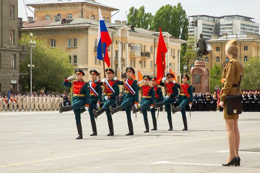 Каким будет май в волгограде. Знамя Победы парад Волгоград. Вынос Знамени. Парад Победы вынос Знамени. Вынос Знамени Победы на параде 9 мая.