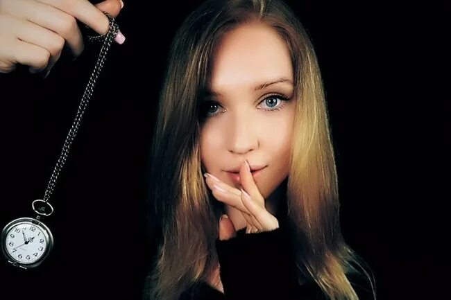 How to conquer women with hypnosis. Stacy ASMR гипноз. Гипноз АСМР маятник. Девушка гипнотизер. Гипнотический взгляд девушки.