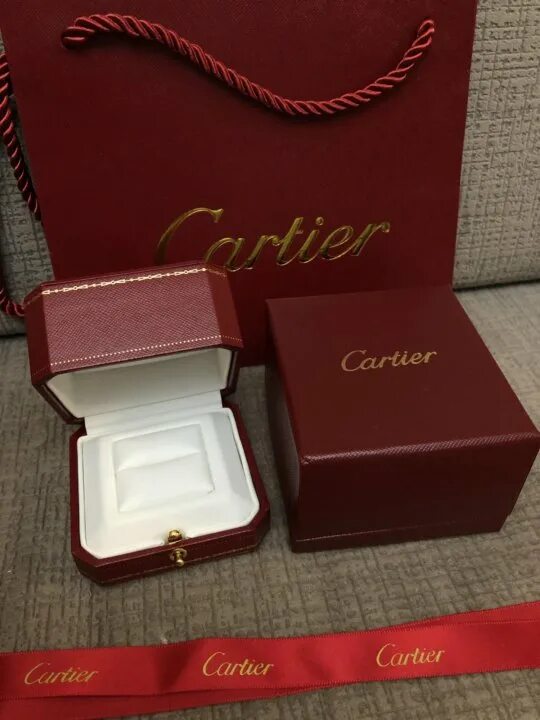 Картье оригинал белое золото. Коробка cartier оригинал. Оригинальная коробка картье. Cartier коробка. Cartier коробка.