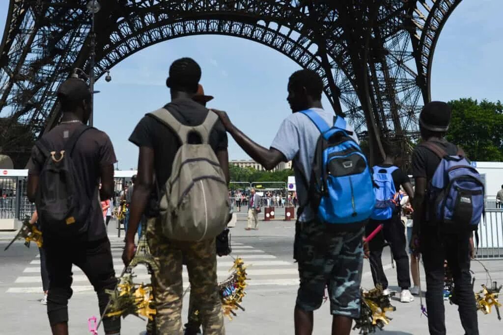Париж иммигранты. Эмигранты во Франции. Мигранты во Франции. Беженцы во Франции.
