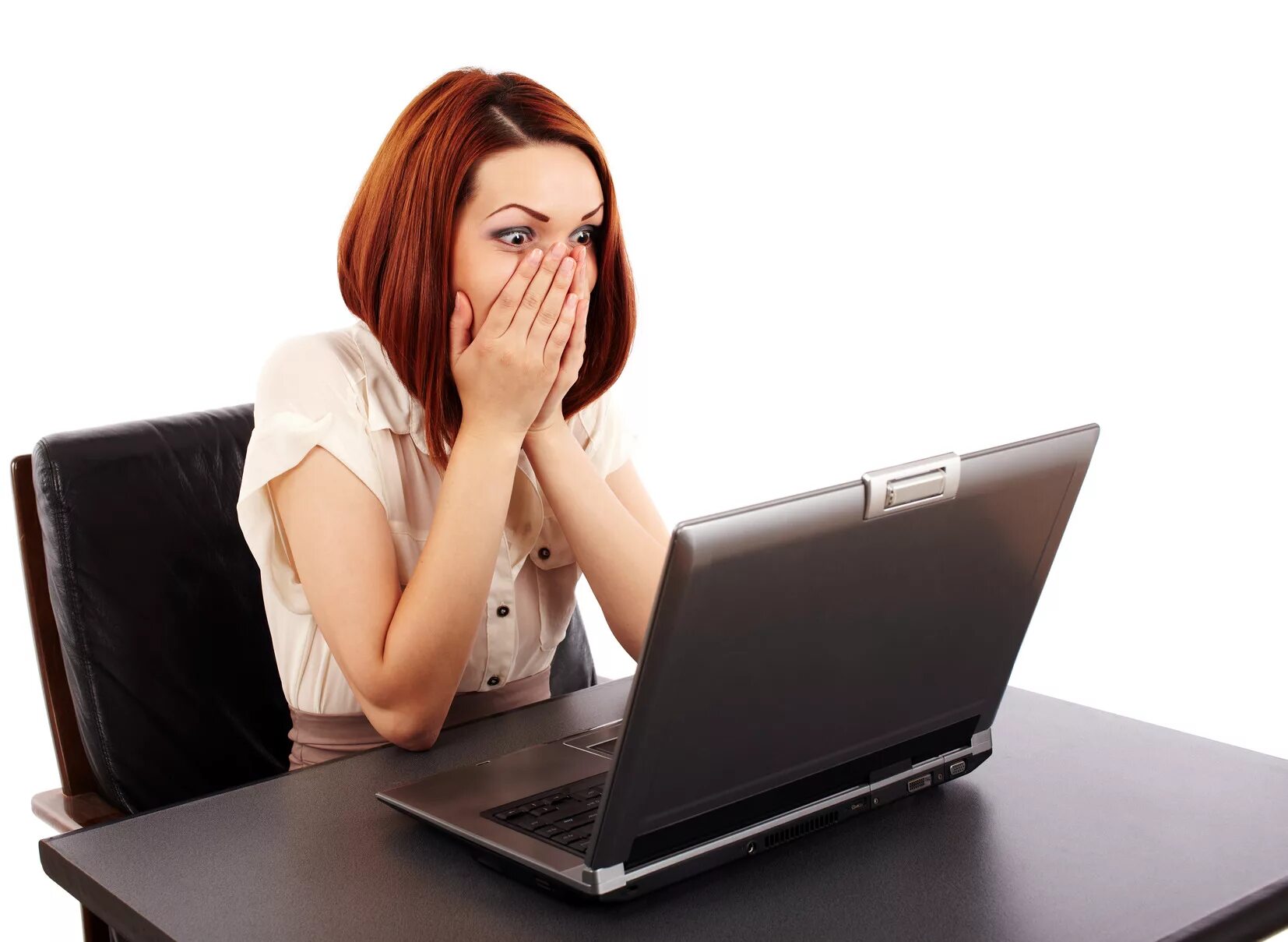 Наблюдают в интернете. Женщина перед компьютером. Девушка за компьютером в шоке. Женщина за монитором. Человек перед компьютером.