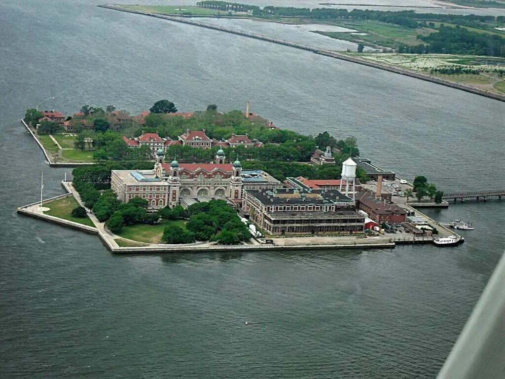Остров Эллис. Эллис Айленд в Нью-Йорке. Остров Элис Айленд музей. Музей иммиграции на острове Эллис.
