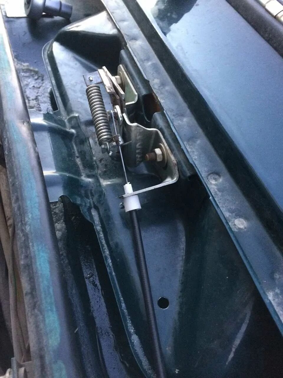 Транзит 1999 год. Как открыть капот если замерз. Замок капота киа спектра. Трос открытия капота приора. Заглушка тросика капота 2107.