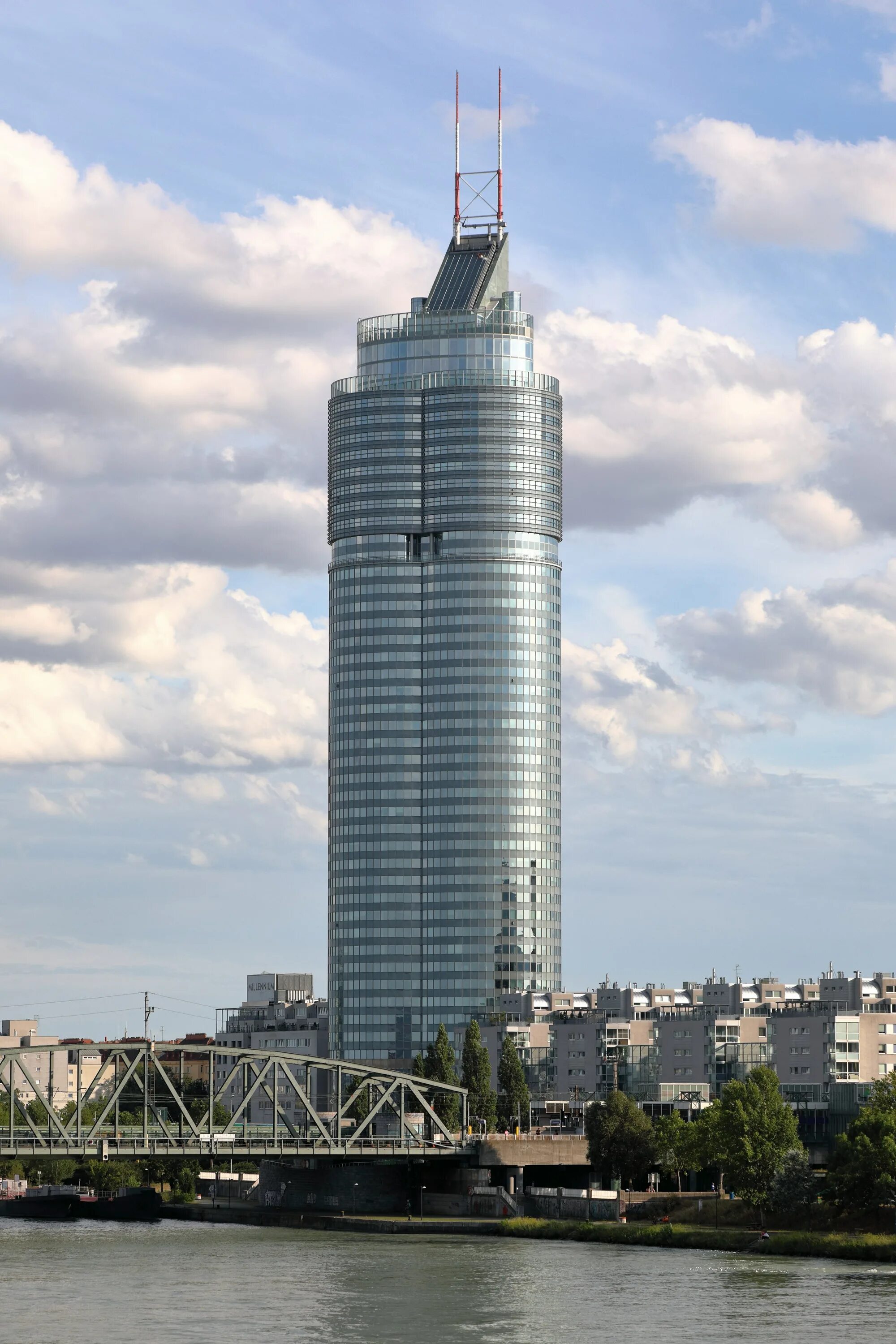 Millennium tower (вена). Жк миллениум тауэр. Millennium tower в сан-франциско. Башня миллениум белград. Millenium tower in vienna.