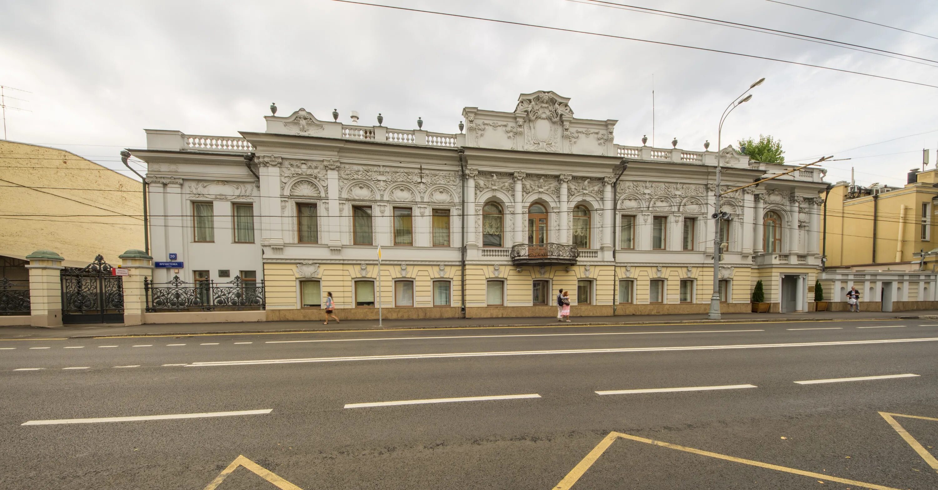 Пречистенка 28. Особняк на Пречистенке Дункан. Дом Генерала Ермолова на Пречистенке. Особняк Ушкова на Пречистенке в Москве. Пречистенка 20 школа Дункан.