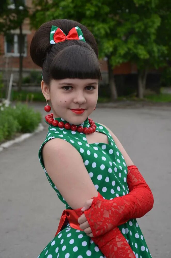 Прическа стиляги для девочки. Прическа стиляшкадля девочки. прическа в стиле стиляги для девочки. детские прически в стиле стиляги.