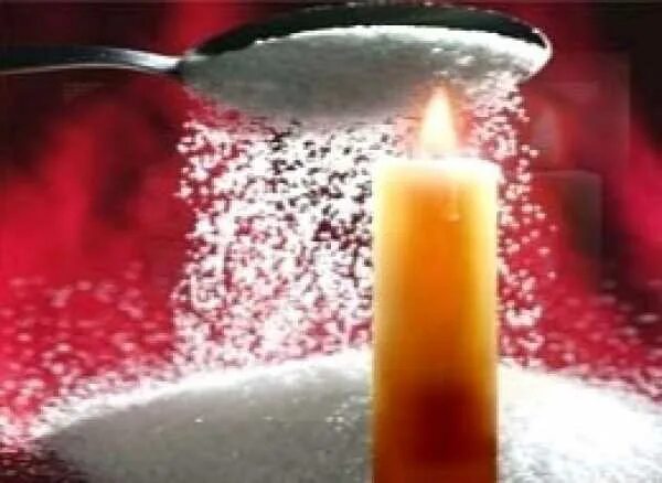 свеча с лепестками жасмина. обряд с солью. ритуал с солью. свеча и соль. свечка и соль.