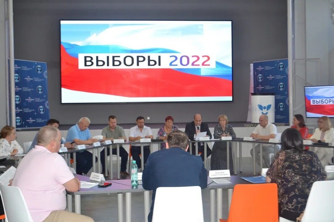 Осенью 2025 года будут выборы. Выборы фото. наблюдатели на выборах. выборы кировская область. картинка наблюдатель на выборах.