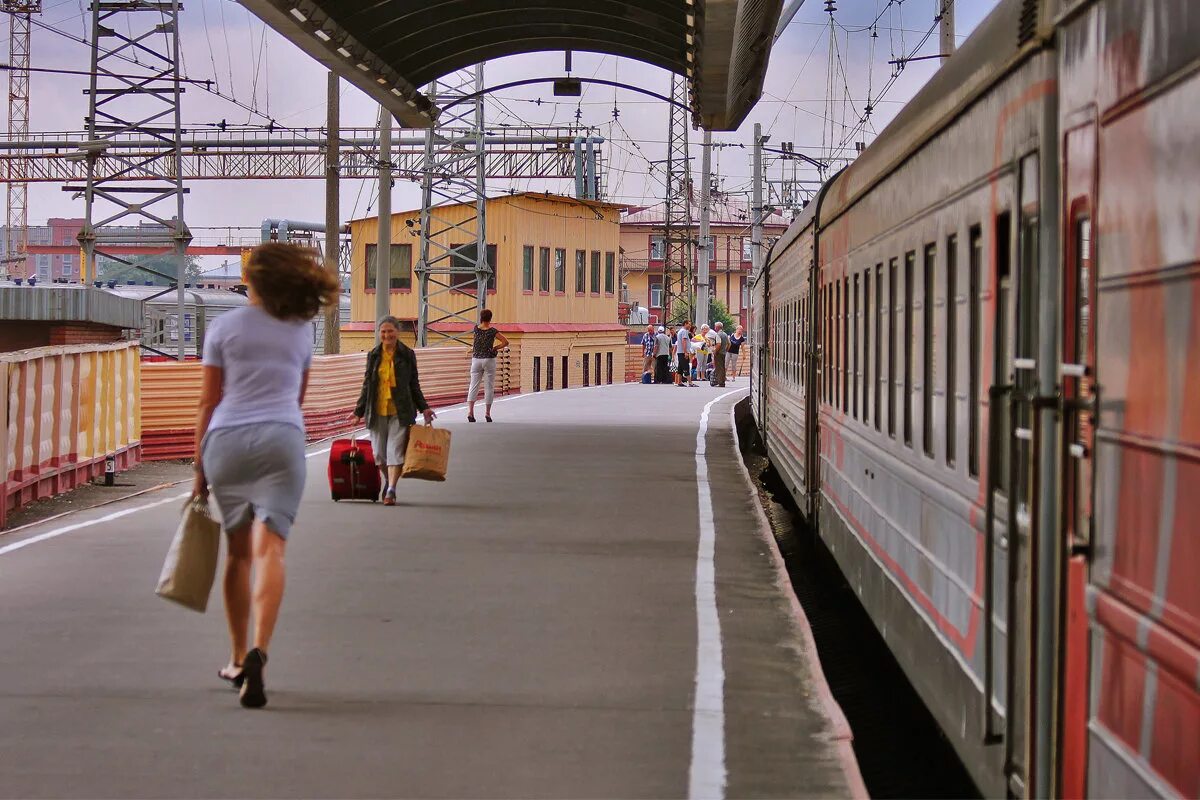 перрон вокзала. влюбленные на вокзале. поезд стоит на перроне. люди в поезде. поезд на перроне.