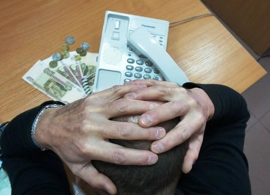 у человека были большие долги. просрочка по кредиту. человек в долгах. задолженность за коммунальные услуги. пени за коммуналку.