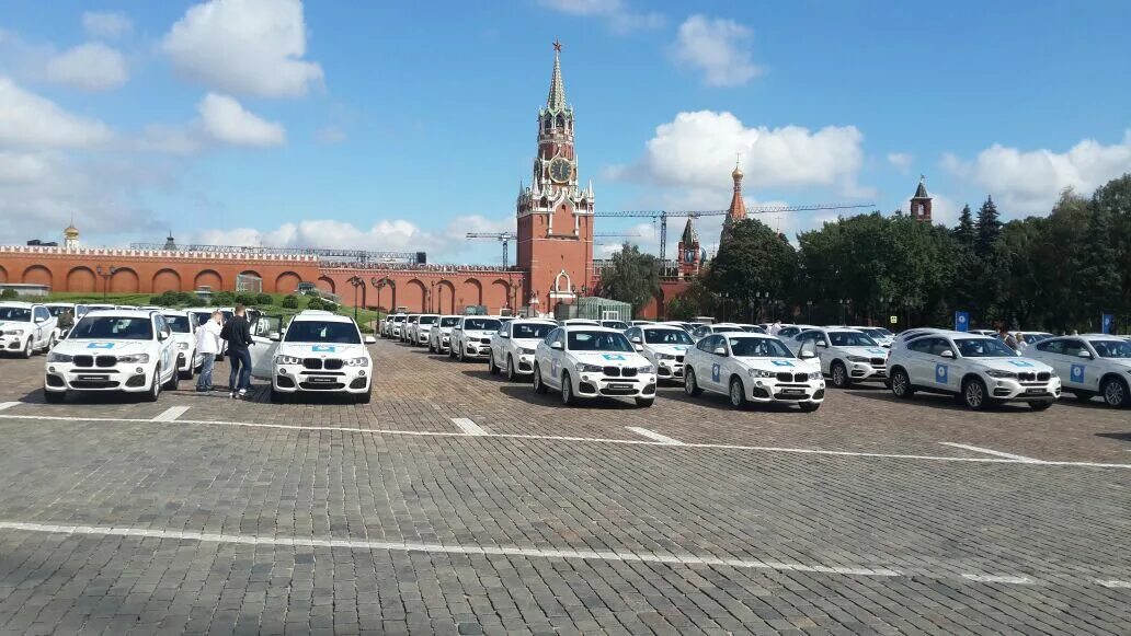 Из москвы на машине на 3 дня. Коломна Кремль парковка. Стоянка у Кремля. Парковка в Кремле. Парковка возле Кремля.