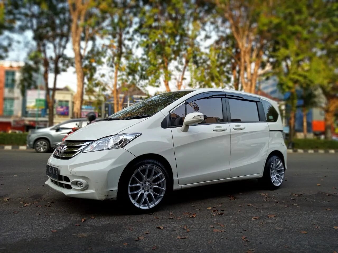 Honda freed на дисках r 17. Honda freed tuning. Honda freed spike r17. Литые диски на хонда фрид. Honda freed r17 et20.