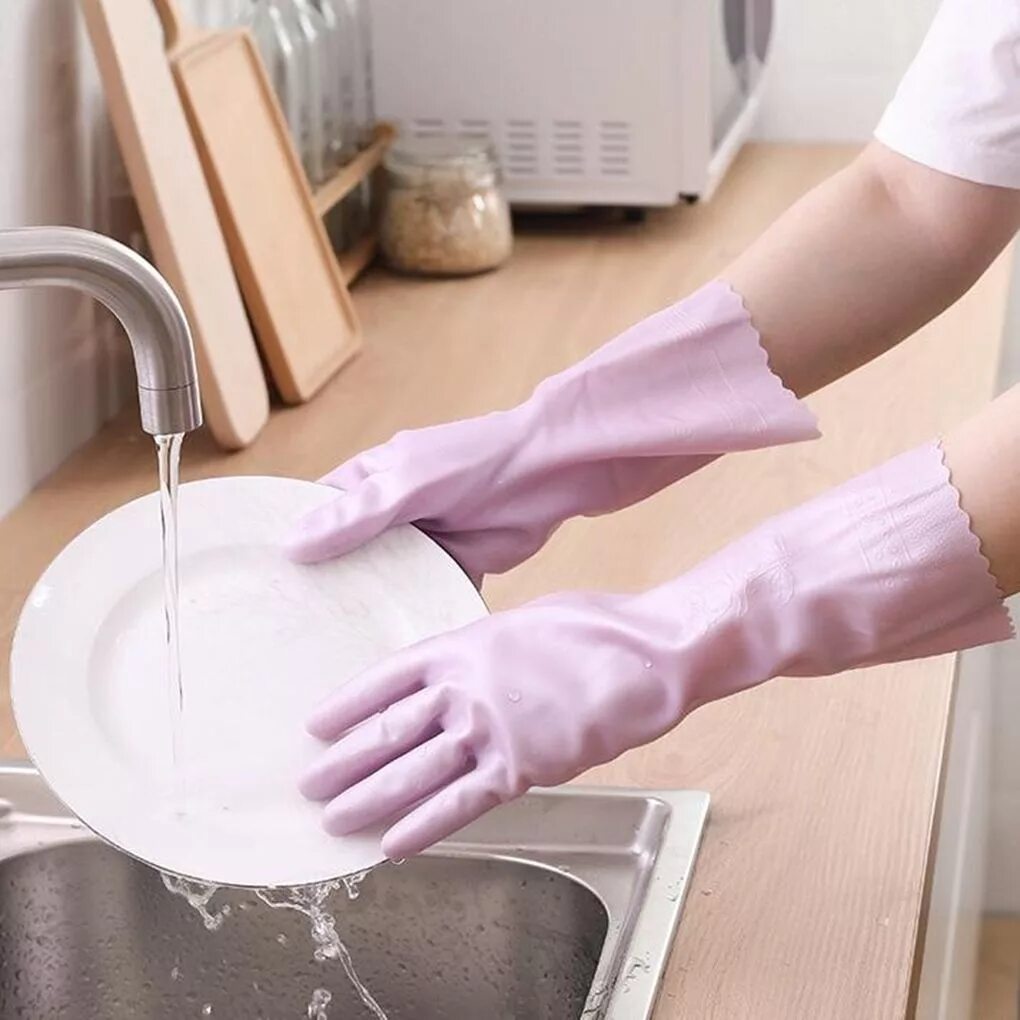 Перчатки для мытья посуды. Мытье посуды. Стирка в резиновых перчатках. Перчатки резиновые посуда помой.