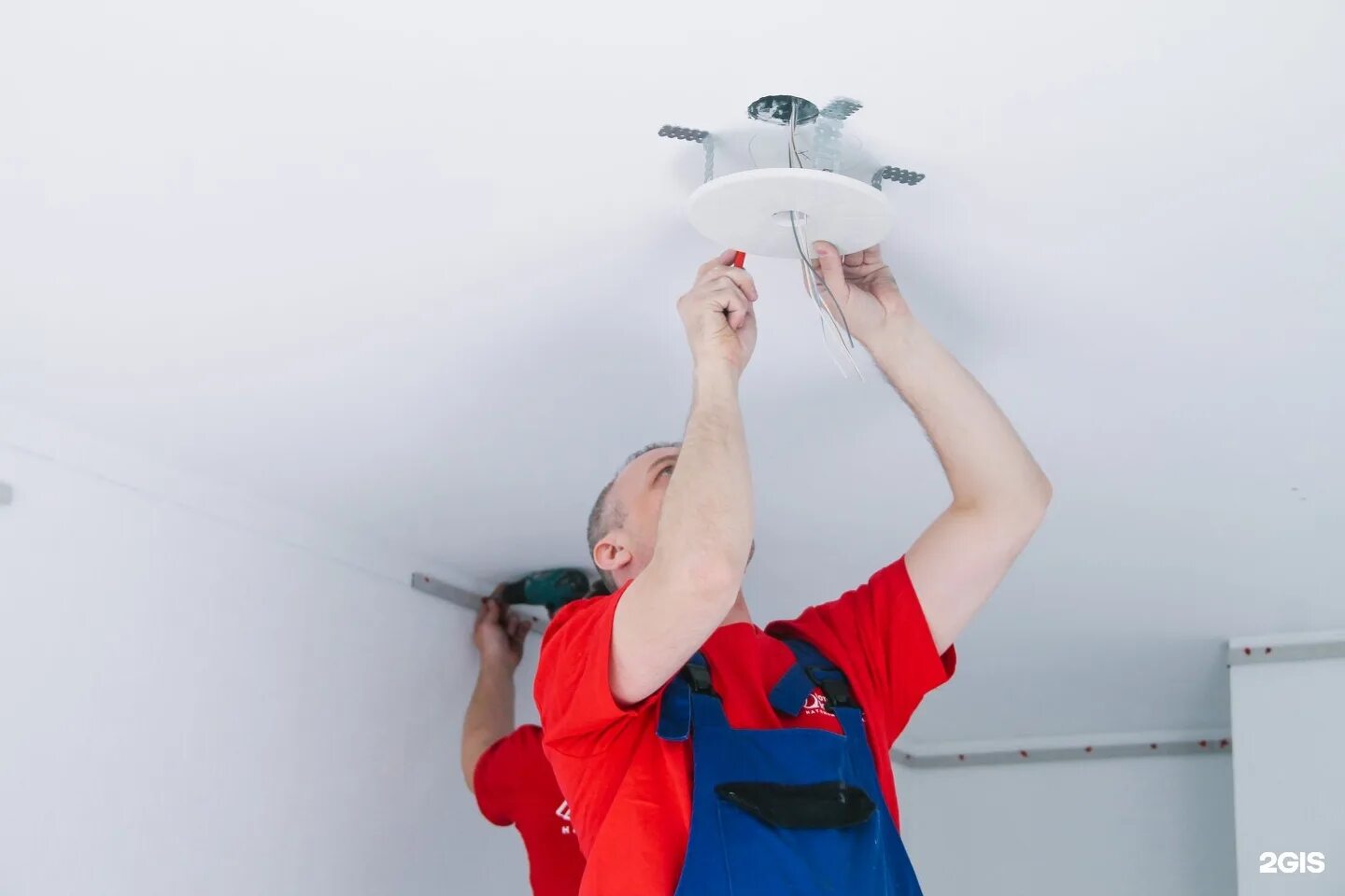 монтаж натяжного потолка. установщик натяжных потолков. монтаж натяжного потолка. монтаж на тяжнова потолка. монтаж натяжного потолка.