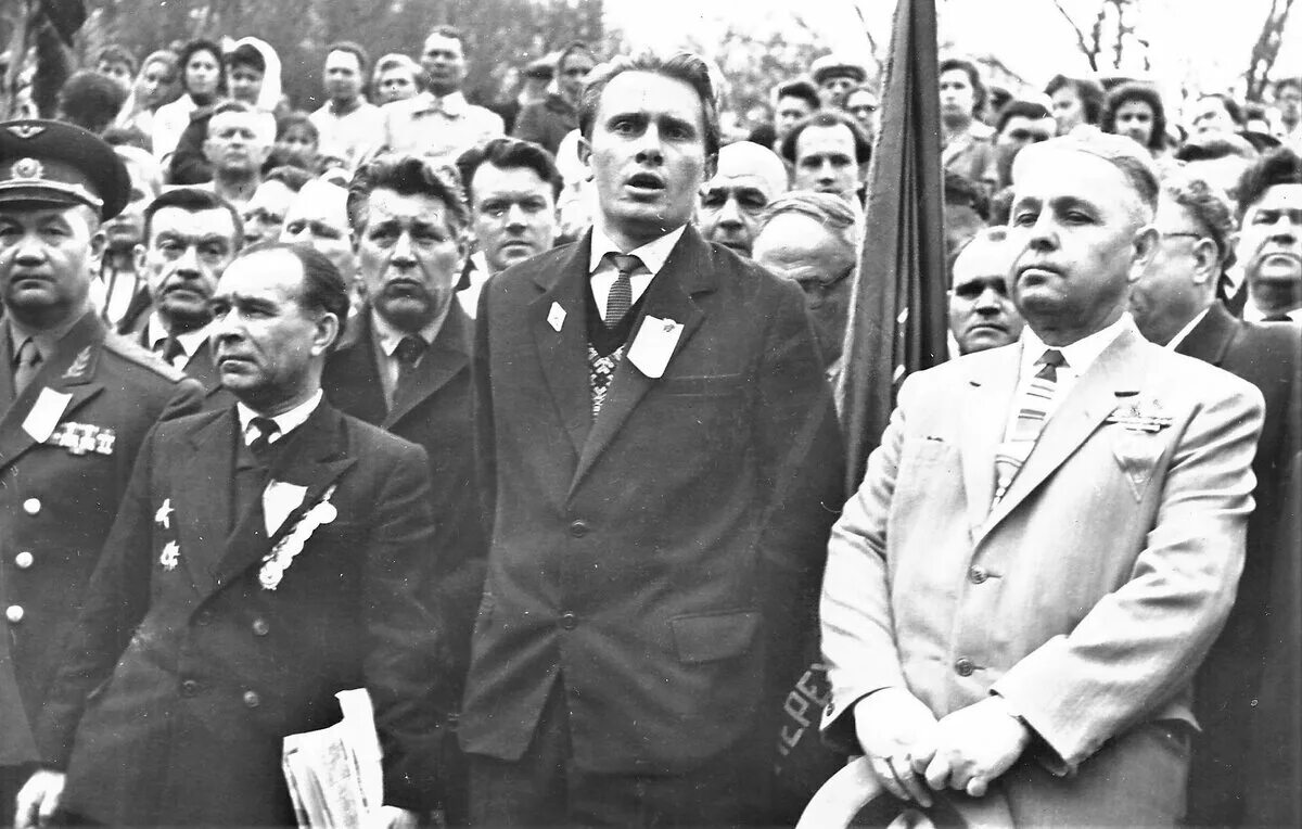 Против хрущева в 1957 выступил. Секретарь Крымского обкома партии н.п. Суркин. Гудков первый секретарь Курского обкома.