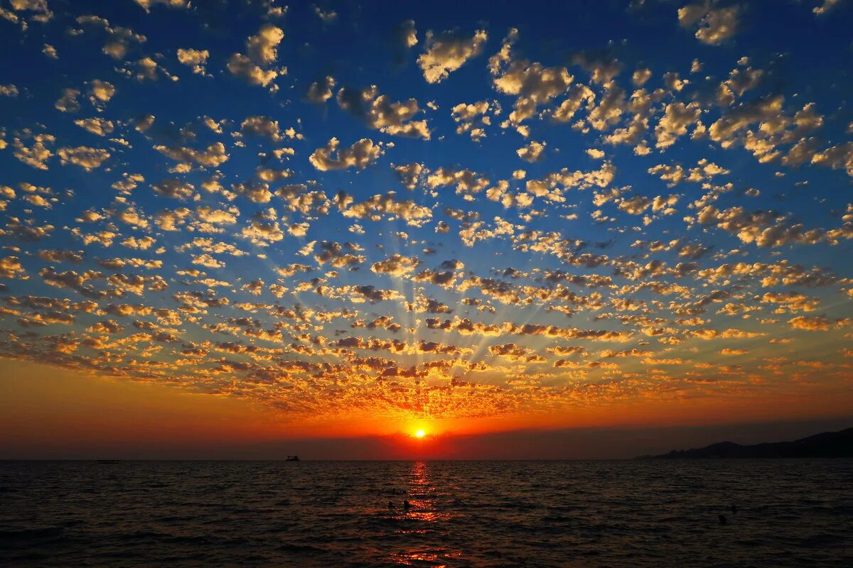 Волшебное пестрое море. Красивый закат. закат на море. закат над морем. море и небо.