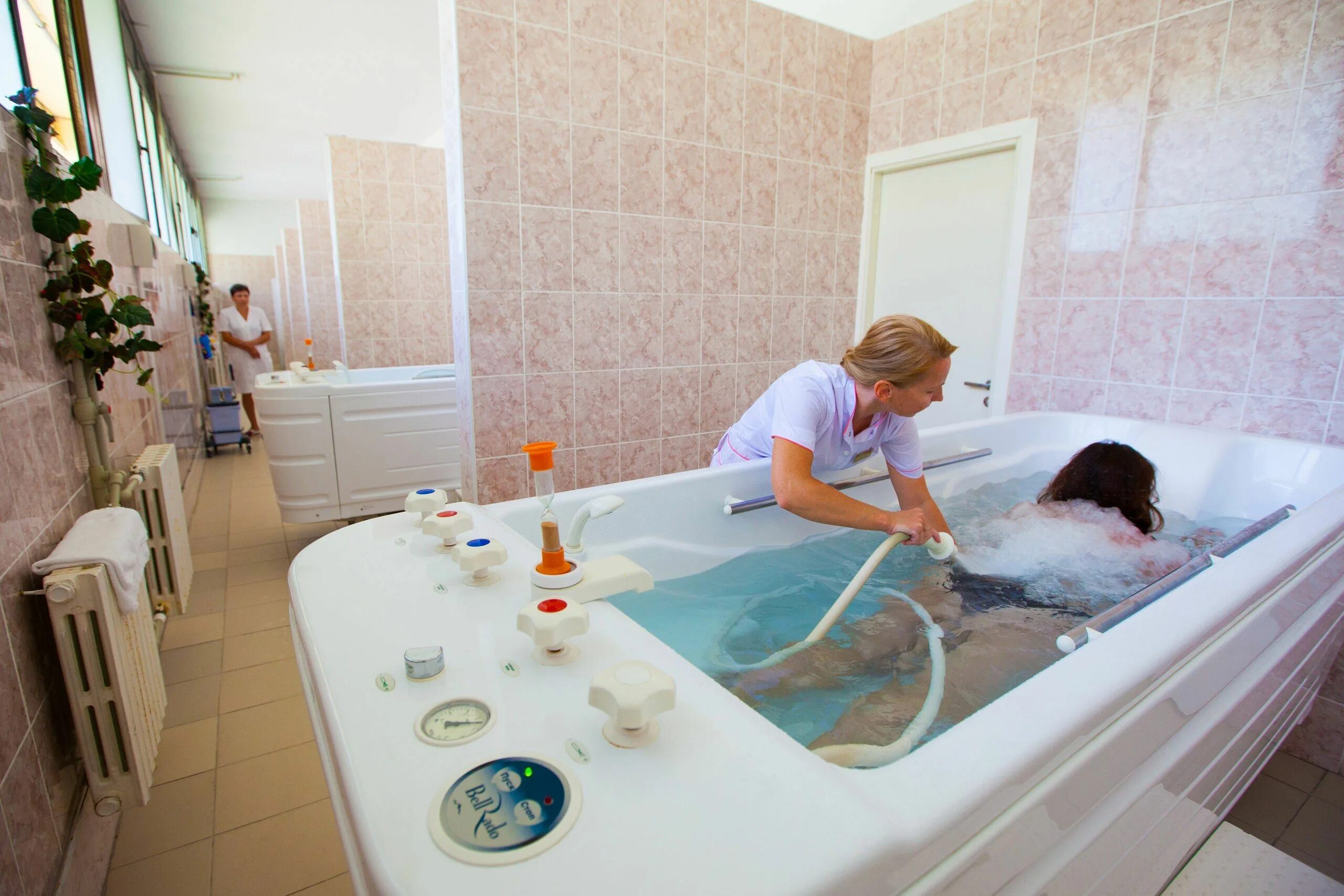 оздоровительные санатории в сочи. санаторий ивушка лоо бассейн. лечебные ванны в санатории южное взморье сочи. сочи скк знание санаторий. детские санатории сочи с лечением.