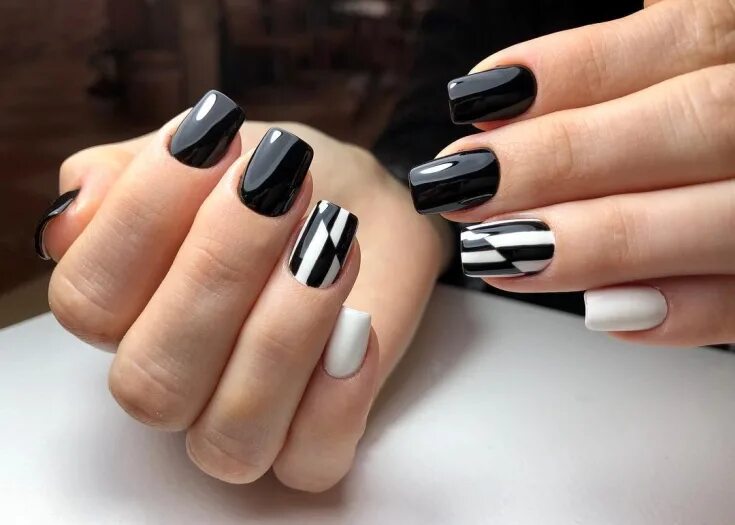 Геометрический маникюр. Маникюр на длинные ногти миндалевидной формы. Черный маникюр. Маникюр белый с черным. Чёрный маникюр на короткие квадратные.