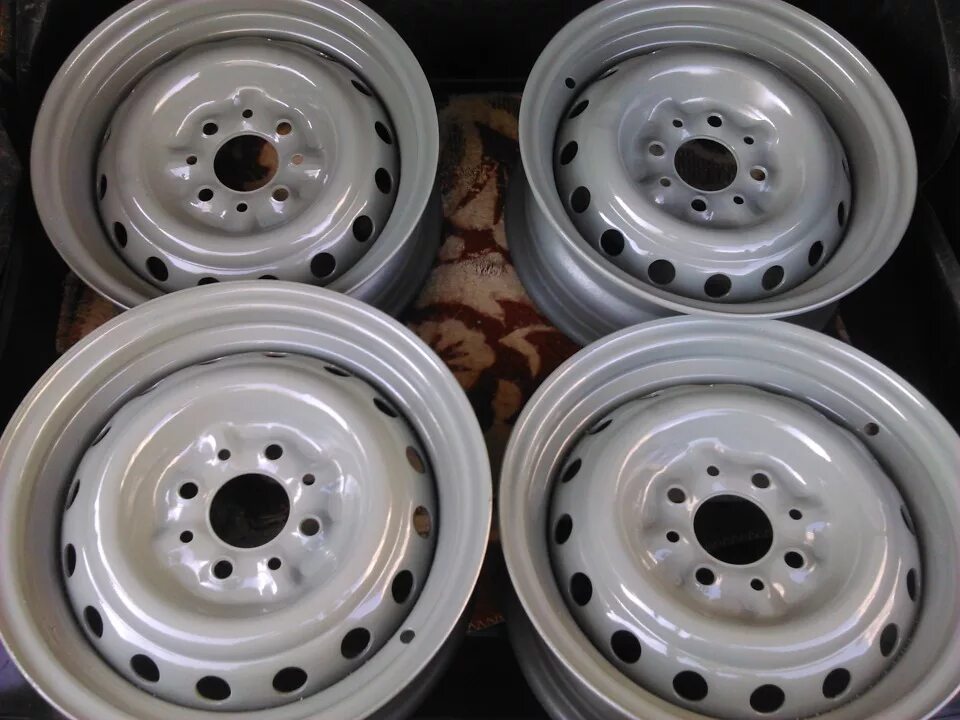 Ваз 2105 на дисках. Штампы на ваз 2107 с завода. Диск ваз 2107 r13 штампованный. Ваз 2107 на штампах r13. Диск ваз 2107 r13 штампованный.