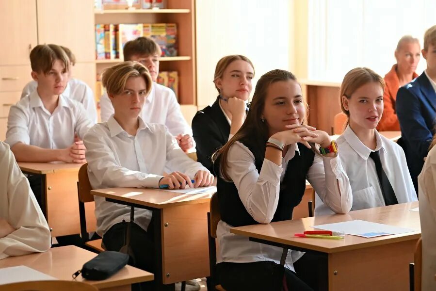 18 школьники студенты. Школьники.
