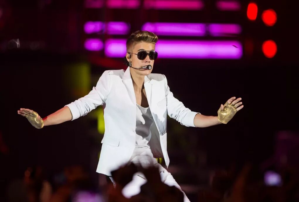 Бибер подвергался насилию. Bizzle justin bieber. Джастин бибер парализовало лицо. Отец джастина бибера. Justin bieber on drugs.