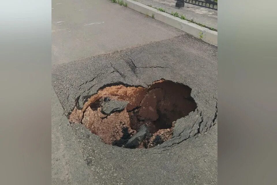 Где провалился асфальт. Российский асфальт. Провалы в земле. Провалился асфальт перед подъездом. Провалился асфальт в Москве.