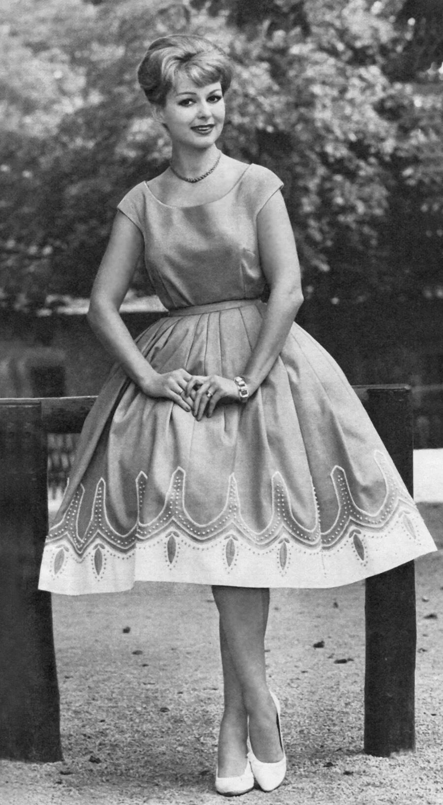 Мода 50 60. Стиль 50е 60е. платья 1950х-60 х. нина лин vikki dougan. мода 50х 60х годов.